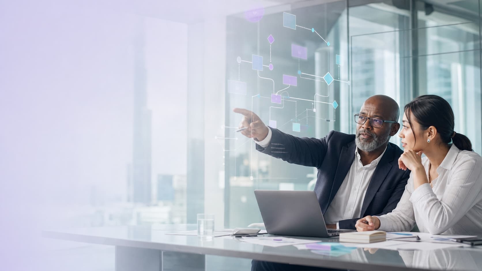 Líderes de negocio comparan oportunidades de inversión sobre un mapa de decisiones aumentado con AI